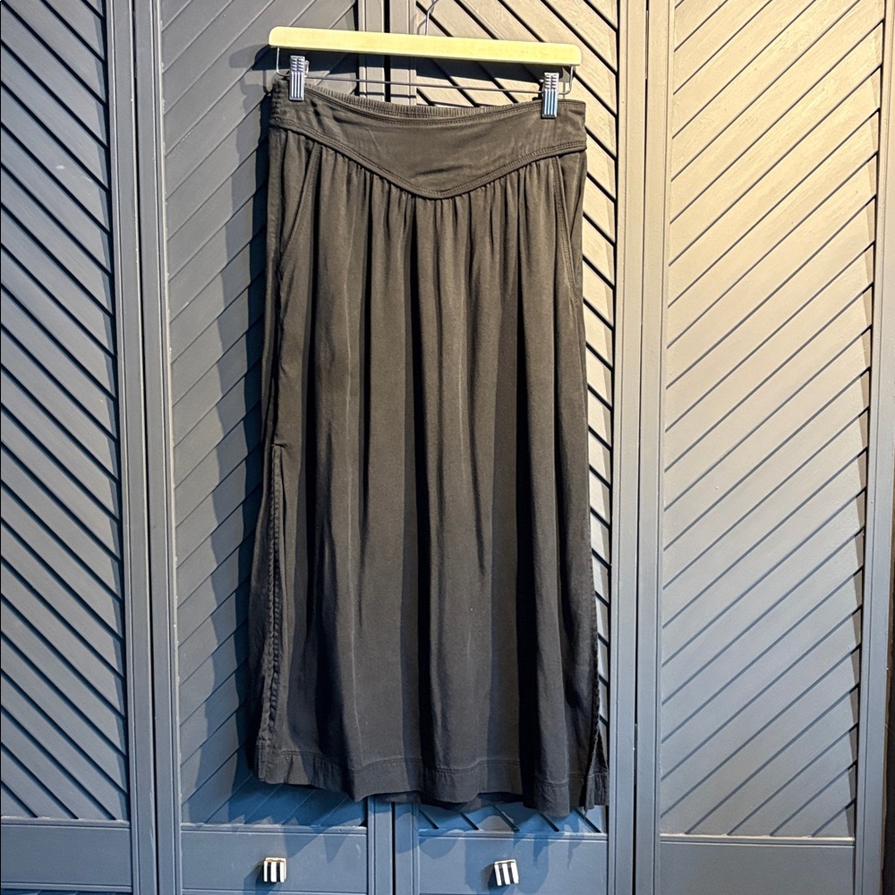 EUC Wilfred Gabrielle midi skirt in black